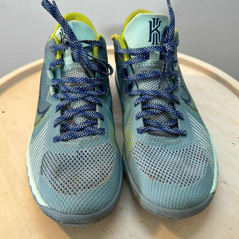 Nike Kyrie Flytrap V5 Ocean Cube Basketball Sneakers Size 5.5 youth